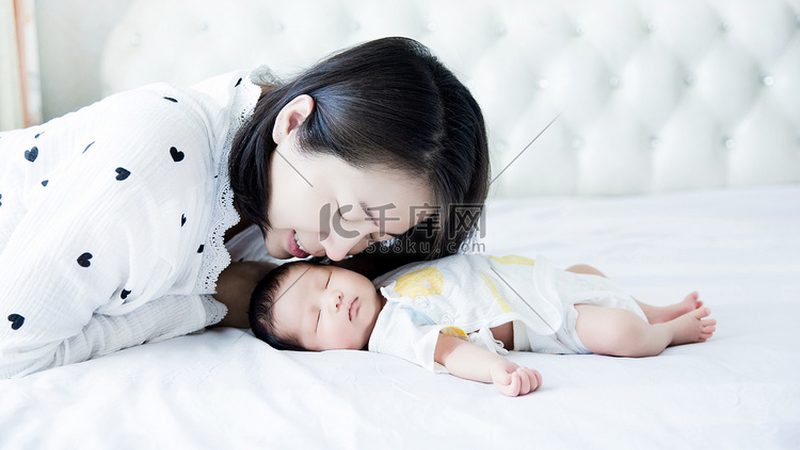 良好的沟通能力是母婴护理师必备素质。以下沟通技巧需在培训中加强：