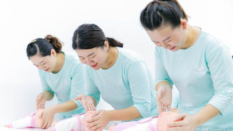 双胞胎家庭如何选择合适的月嫂及费用解析
