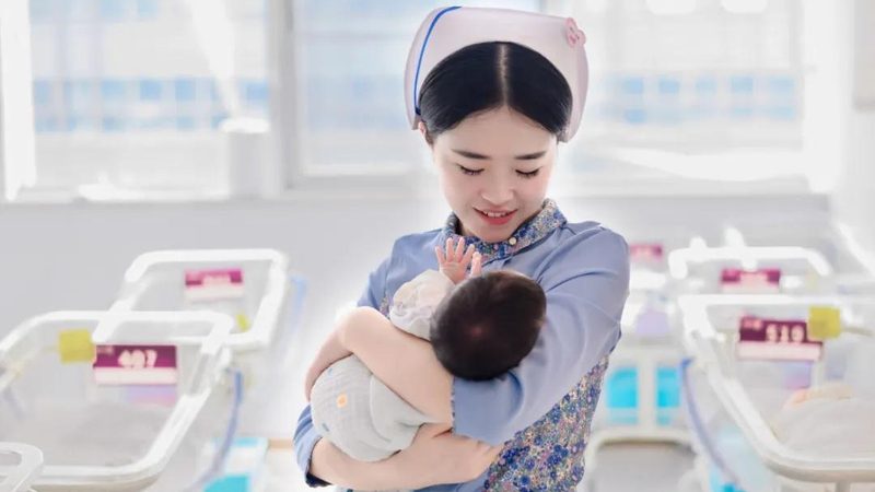 月子中心、月嫂和护士的收费标准通常由以下几个部分构成：